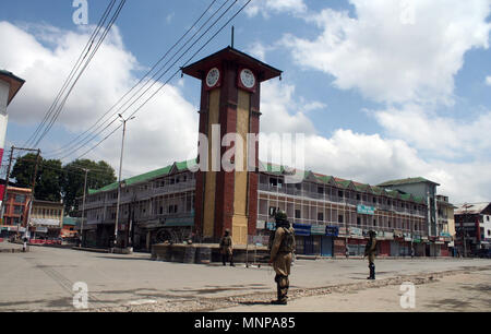 Srinagar Kashmir. 19 Maggio, 2018. .Paramilitari indiano troopers sta di guardia , durante il coprifuoco simili restrizioni in parti della valle.Il JRL aveva dato una chiamata per un mese di marzo a Lal Chowk, per protestare contro la visita ModiÕs.su PM Modi arriva nel Jammu e nel giorno di visita lungo.Questa è la sua seconda visita a Leh, una città himalayana la condivisione di confine con il Pakistan e la Cina e situato a 450 km a nord del stateÕs estate la città capitale di Srinagar.©Sofi Suhail/Alamy Live News Foto Stock