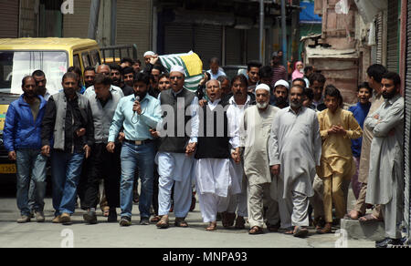 Srinagar Kashmir. 19 Maggio, 2018. I sostenitori del Jammu& Liberation Front (JKLF) gridare slogan contro un daylong sciopero e a marzo per il centro commerciale e la città principale di protestare ModiÕs visita., coprifuoco simili restrizioni in parti della valle.su PM Modi arriva nel Jammu e nel giorno di visita lungo.Questa è la sua seconda visita a Leh, una città himalayana la condivisione di confine con il Pakistan e la Cina e situato a 450 km a nord del stateÕs estate la città capitale di Srinagar.©Sofi Suhail/Alamy Live News Foto Stock