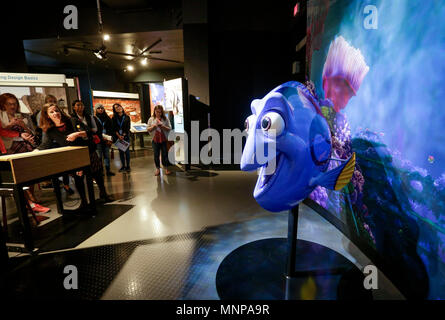 Vancouver, Canada. 18 Maggio, 2018. I visitatori osservano un display interattivo per scoprire come utilizzare l'effetto di illuminazione durante la loro visita al 'Scienza dietro Pixar' mostra al mondo della scienza in Vancouver, Canada, 18 maggio 2018. La mostra illustra ai visitatori della scienza, tecnologia, ingegneria e matematica che essendo utilizzati nella creazione di quelli popolari film animati. Credito: Liang sen/Xinhua/Alamy Live News Foto Stock