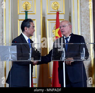 Lisbona, Portogallo. 18 Maggio, 2018. Cinese il consigliere di Stato e Ministro degli Esteri Wang Yi (L) e il ministro degli Affari Esteri portoghese Augusto Santos Silva agitare le mani alla fine di una conferenza stampa congiunta a Lisbona, Portogallo, 18 maggio 2018. Credito: Zhang Liyun/Xinhua/Alamy Live News Foto Stock