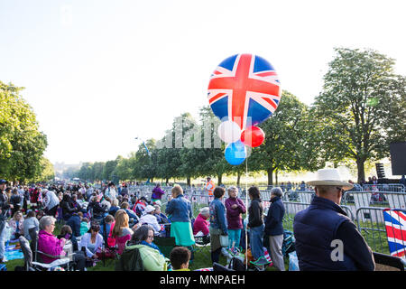 Windsor, Regno Unito. 19 Maggio, 2018. Migliaia di ben wishers raccogliere sul lungo cammino a piedi nella parte anteriore del Castello di Windsor per guardare il corteo nuziale del principe Harry e Meghan Markle seguendo il loro matrimonio in corrispondenza alla cappella di San Giorgio. Credito: Mark Kerrison/Alamy Live News Foto Stock