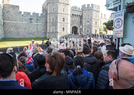 Windsor, Regno Unito. 19 Maggio, 2018. Migliaia di ben wishers raccogliere in posizione privilegiata di fronte al Castello di Windsor per guardare il corteo nuziale del principe Harry e Meghan Markle seguendo il loro matrimonio in corrispondenza alla cappella di San Giorgio. Credito: Mark Kerrison/Alamy Live News Foto Stock