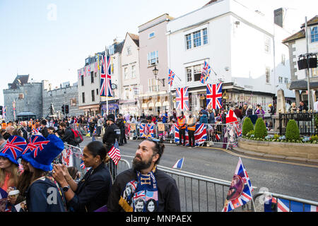 Windsor, Regno Unito. 19 Maggio, 2018. Migliaia di ben wishers raccogliere nella High Street di fronte al Castello di Windsor per guardare il corteo nuziale del principe Harry e Meghan Markle seguendo il loro matrimonio in corrispondenza alla cappella di San Giorgio. Credito: Mark Kerrison/Alamy Live News Foto Stock