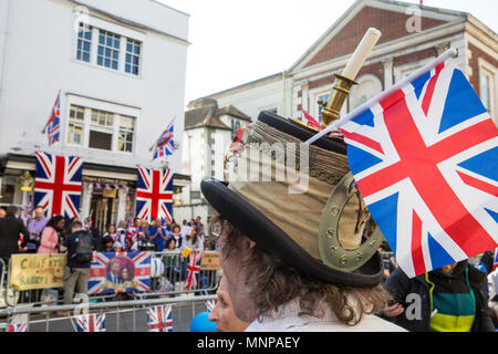 Windsor, Regno Unito. 19 Maggio, 2018. Migliaia di ben wishers raccogliere nella High Street di fronte al Castello di Windsor per guardare il corteo nuziale del principe Harry e Meghan Markle seguendo il loro matrimonio in corrispondenza alla cappella di San Giorgio. Credito: Mark Kerrison/Alamy Live News Foto Stock