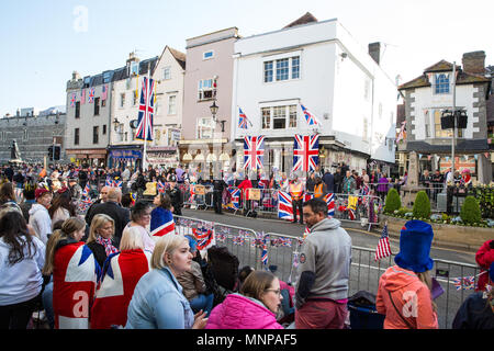 Windsor, Regno Unito. 19 Maggio, 2018. Migliaia di ben wishers raccogliere nella High Street di fronte al Castello di Windsor per guardare il corteo nuziale del principe Harry e Meghan Markle seguendo il loro matrimonio in corrispondenza alla cappella di San Giorgio. Credito: Mark Kerrison/Alamy Live News Foto Stock