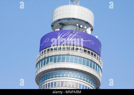 Londra REGNO UNITO. Il 19 maggio 2018. Un messaggio di auguri è proiettato su BT Tower of London per il principe Harry e la sua fidanzata attrice statunitense Meghan Markle che sono dovuti a sposarsi oggi a Windsor Cappella che che è il disegno dei media internazionali di credito attenzione: amer ghazzal/Alamy Live News Foto Stock