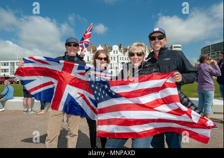 Turisti americani a tenere una bandiera dell'Union Jack e la bandiera degli Stati Uniti d'America come si celebra il principe Harry e Meghan Markle wedding a Royal Wedding evento sul lungomare a Bexhill On Sea, East Sussex, Regno Unito, Inghilterra. Foto Stock