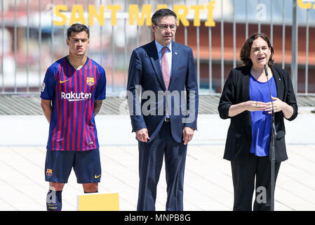 Piscines de Montjuic, Barcelona, Spagna 19 maggio 2018. FC Barcelona Kit di lancio per la stagione 2018-2019; Phillippe Coutinho con il nuovo FC Barcelona kit, presidente del FC Barcelona Josep Maria Bartomeu e Ada Colau principali di Barcellona Credit: Azione Plus immagini di sport/Alamy Live News Credit: Azione Plus immagini di sport/Alamy Live News Foto Stock