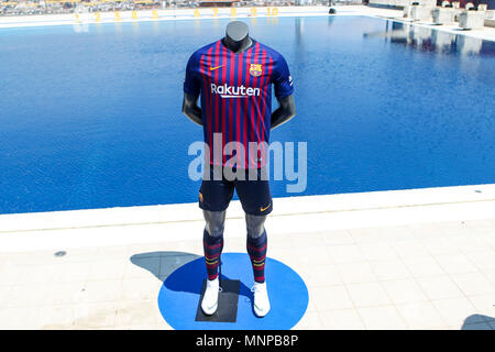 Piscines de Montjuic, Barcelona, Spagna 19 maggio 2018. FC Barcelona Kit di lancio per la stagione 2018-2019; New FC Barcelona shirt per la stagione 2018-19 Credit: Azione Plus immagini di sport/Alamy Live News Credit: Azione Plus immagini di sport/Alamy Live News Foto Stock