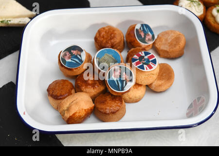 Hannover, Germania, 19 maggio 2018. Sfoglia decorata con immagini del principe Harry e Meghan Markle e la bandiera britannica in occasione del principe Harry e Meghan Markle wedding a una visualizzazione pubblica in un ristorante. Foto: Tobias Hase/dpa Credito: dpa picture alliance/Alamy Live News Foto Stock