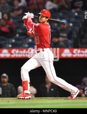 Los Angeles Angeli designati hitter Shohei Ohtani colpisce un assolo home run off Tampa Bay Rays brocca Austin Pruitt nel nono inning durante il Major League di baseball all'Angel Stadium di Anaheim, California, Stati Uniti, 17 maggio 2018. (Foto di AFLO) Foto Stock