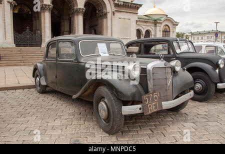 Sofia, Bulgaria - 19 Maggio 2018: Retro parade vecchio retrò o vintage auto o automobile Credito: Emil Djumailiev djumandji/Alamy Live News Foto Stock