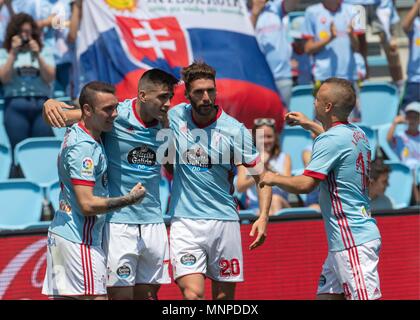 RC Celta di Maxi Gomez si congratula con i compagni di squadra dopo un goal durante una spagnola La Liga partita di calcio tra RC Celta e di Levante al Balaidos stadium di Vigo, Spagna, Sabato 19 Maggio, 2018. Cordon premere Foto Stock