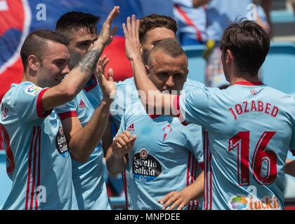 RC Celta di Maxi Gomez si congratula con i compagni di squadra dopo un goal durante una spagnola La Liga partita di calcio tra RC Celta e di Levante al Balaidos stadium di Vigo, Spagna, Sabato 19 Maggio, 2018. Cordon premere Foto Stock