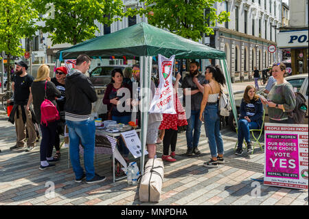 Cork, Irlanda. 19 Maggio, 2018. Con poco meno di una settimana prima di passare al aborto Referendum in Irlanda, partito politico " Le persone prima di profitto' correva un informazione stallo nella città di Cork oggi, invitando la gente a votare "sì". Credito: Andy Gibson/Alamy Live News. Foto Stock