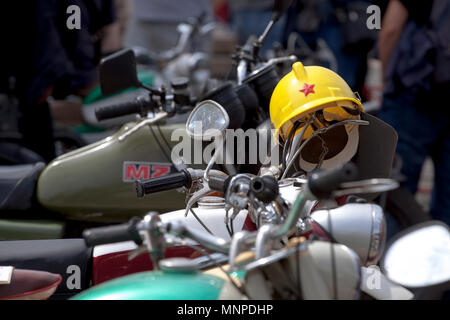 Sofia, Bulgaria - 19 Maggio 2018: vecchio retrò retrò o vetture retrò e motocicli Credito: Emil Djumailiev djumandji/Alamy Live News Foto Stock