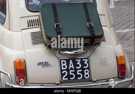 Sofia, Bulgaria - 19 Maggio 2018: Retro parade vecchio retrò o vintage auto o automobile Credito: Emil Djumailiev djumandji/Alamy Live News Foto Stock