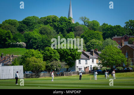 Harrow, Londra, Inghilterra, il 19 maggio 2018. Una partita di cricket è in corso sulle pendici di Harrow-su-il-Hill su una splendida primavera sabato © Tim anello/Alamy Live News Foto Stock