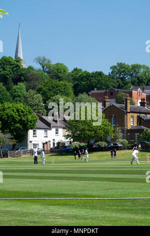 Harrow, Londra, Inghilterra, il 19 maggio 2018. Una partita di cricket è in corso sulle pendici di Harrow-su-il-Hill su una splendida primavera sabato © Tim anello/Alamy Live News Foto Stock