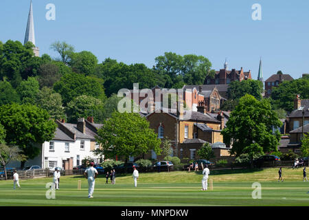 Harrow, Londra, Inghilterra, il 19 maggio 2018. Una partita di cricket è in corso sulle pendici di Harrow-su-il-Hill su una splendida primavera sabato © Tim anello/Alamy Live News Foto Stock