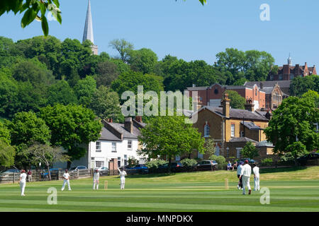 Harrow, Londra, Inghilterra, il 19 maggio 2018. Una partita di cricket è in corso sulle pendici di Harrow-su-il-Hill su una splendida primavera sabato © Tim anello/Alamy Live News Foto Stock