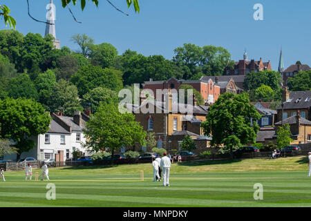 Harrow, Londra, Inghilterra, il 19 maggio 2018. Una partita di cricket è in corso sulle pendici di Harrow-su-il-Hill su una splendida primavera sabato © Tim anello/Alamy Live News Foto Stock