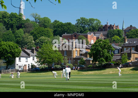 Harrow, Londra, Inghilterra, il 19 maggio 2018. Una partita di cricket è in corso sulle pendici di Harrow-su-il-Hill su una splendida primavera sabato © Tim anello/Alamy Live News Foto Stock