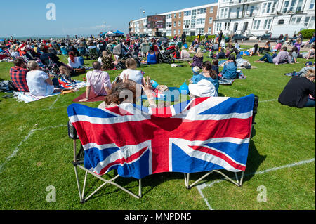 Una Unione Jack asciugamano appeso sul retro di una sedia in un Royal Wedding evento sul lungomare tenuto per festeggiare le nozze del principe Harry e Meghan Markle a Bexhill sul mare in East Sussex, Inghilterra. Foto Stock