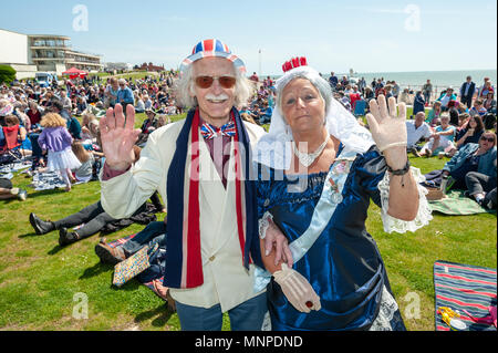 Stroud, East Sussex, Regno Unito. Il 19 maggio 2018. Un giovane, uno vestito come regina Victoria, celebrare il principe Harry e Meghan Markle wedding a Royal Wedding evento sul lungomare. Credito: Scott Ramsey/Alamy Live News Foto Stock