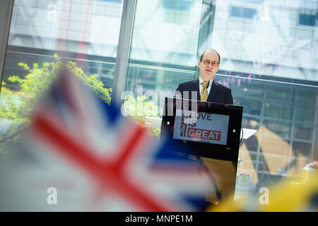 Berlino, Germania 19 maggio 2018. Sebastian legno, ambasciatore britannico in Germania, offre un discorso durante la celebrazione e la trasmissione live delle nozze reali del principe Harry e Meghan Markle presso l' Ambasciata britannica a Berlino. Foto: Gregor Fischer/dpa Credito: dpa picture alliance/Alamy Live News Foto Stock