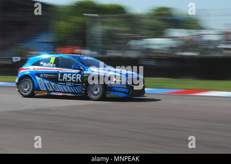 Andover, Hampshire, Regno Unito, 19 maggio 2018. Aiden Moffat (utensili laser Racing) racing a Thruxton gara circuito durante una sessione di prove libere a Dunlop MSA British Touring Car Championship a Thruxton gara circuito, Andover, Hampshire, Regno Unito. Con la più alta velocità media di ogni traccia ha visitato dal Btcc Thruxton 2,4 miglia di circuito fornisce alcuni dei più forti emozioni in motor sport e si è guadagnato la reputazione di essere un vero posto di via. Nel 1993 Damon Hill ha guidato una Williams auto di Formula Uno in tutto il circuito ad una velocità media di 147km/h e i conducenti possono raggiungere 186km/h. La Cre Foto Stock