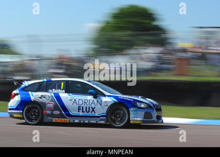 Andover, Hampshire, Regno Unito, 19 maggio 2018. Ashley Sutton (Adrian Flux Subaru Racing) racing a Thruxton gara circuito durante una sessione di prove libere a Dunlop MSA British Touring Car Championship a Thruxton gara circuito, Andover, Hampshire, Regno Unito. Con la più alta velocità media di ogni traccia ha visitato dal Btcc Thruxton 2,4 miglia di circuito fornisce alcuni dei più forti emozioni in motor sport e si è guadagnato la reputazione di essere un vero posto di via. Nel 1993 Damon Hill ha guidato una Williams auto di Formula Uno in tutto il circuito ad una velocità media di 147km/h e i conducenti possono raggiungere 186 Foto Stock