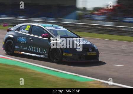 Andover, Hampshire, Regno Unito, 19 maggio 2018. Chris Smiley (BTC Racing Norlin) racing a Thruxton gara circuito durante una sessione di prove libere a Dunlop MSA British Touring Car Championship a Thruxton gara circuito, Andover, Hampshire, Regno Unito. Con la più alta velocità media di ogni traccia ha visitato dal Btcc Thruxton 2,4 miglia di circuito fornisce alcuni dei più forti emozioni in motor sport e si è guadagnato la reputazione di essere un vero posto di via. Nel 1993 Damon Hill ha guidato una Williams auto di Formula Uno in tutto il circuito ad una velocità media di 147km/h e i conducenti possono raggiungere 186km/h. Cred Foto Stock