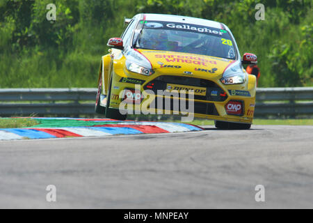 Andover, Hampshire, Regno Unito, 19 maggio 2018. James Cole (Team Shredded frumento Racing/Gallagher) racing a Thruxton gara circuito durante una sessione di prove libere a Dunlop MSA British Touring Car Championship a Thruxton gara circuito, Andover, Hampshire, Regno Unito. Con la più alta velocità media di ogni traccia ha visitato dal Btcc Thruxton 2,4 miglia di circuito fornisce alcuni dei più forti emozioni in motor sport e si è guadagnato la reputazione di essere un vero posto di via. Nel 1993 Damon Hill ha guidato una Williams auto di Formula Uno in tutto il circuito ad una velocità media di 147km/h e i conducenti possono r Foto Stock