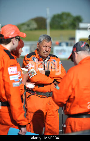 Andover, Hampshire, Regno Unito, 19 maggio 2018. Esegue il marshalling di discutere i giorni racing alla Dunlop MSA British Touring Car Championship a Thruxton gara circuito, Andover, Hampshire, Regno Unito. Con la più alta velocità media di ogni traccia ha visitato dal Btcc Thruxton 2,4 miglia di circuito fornisce alcuni dei più forti emozioni in motor sport e si è guadagnato la reputazione di essere un vero posto di via. Nel 1993 Damon Hill ha guidato una Williams auto di Formula Uno in tutto il circuito ad una velocità media di 147km/h e i conducenti possono raggiungere 186km/h. Credito: Michael Preston/Alamy Live News Foto Stock