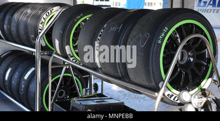 Andover, Hampshire, Regno Unito, 19 maggio 2018. Dunlop gara ruote impilati fino ai box durante la Dunlop MSA British Touring Car Championship a Thruxton gara circuito, Andover, Hampshire, Regno Unito. Con la più alta velocità media di ogni traccia ha visitato dal Btcc Thruxton 2,4 miglia di circuito fornisce alcuni dei più forti emozioni in motor sport e si è guadagnato la reputazione di essere un vero posto di via. Nel 1993 Damon Hill ha guidato una Williams auto di Formula Uno in tutto il circuito ad una velocità media di 147km/h e i conducenti possono raggiungere 186km/h. Credito: Michael Preston/Alamy Live News Foto Stock