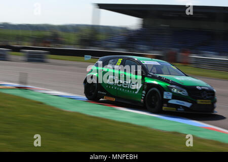 Andover, Hampshire, Regno Unito, 19 maggio 2018. Tom Oliphant (Ciceley Motorsport) racing a Thruxton gara circuito durante una sessione di prove libere a Dunlop MSA British Touring Car Championship a Thruxton gara circuito, Andover, Hampshire, Regno Unito. Con la più alta velocità media di ogni traccia ha visitato dal Btcc Thruxton 2,4 miglia di circuito fornisce alcuni dei più forti emozioni in motor sport e si è guadagnato la reputazione di essere un vero posto di via. Nel 1993 Damon Hill ha guidato una Williams auto di Formula Uno in tutto il circuito ad una velocità media di 147km/h e i conducenti possono raggiungere 186km/h. La Cre Foto Stock