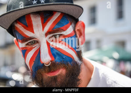Brighton Regno Unito 19 maggio 2018 - I residenti di Powis Road a Brighton con la mezzaluna pub godetevi il loro street party per celebrare le nozze reali tra il principe Harry e Meghan Markle oggi Credito: Simon Dack/Alamy Live News Foto Stock