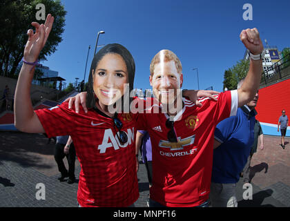 Lo stadio di Wembley, Londra, Regno Unito. 19 Maggio, 2018. Finale di FA Cup Calcio, Chelsea contro Manchester United; una coppia di Manchester United fans ponendo al di fuori lo stadio di Wembley che indossa S.A.R. il principe Harry e Melissa Markle maschere viso Credito: Azione Sport Plus/Alamy Live News Foto Stock