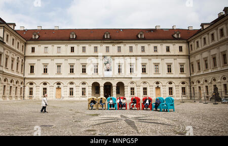 19 maggio 2018, Germania, Weimar: turisti sedersi sulla colorata sedie nel cortile di Schloss Weimar. La città di Weimar ha registrato un crescente numero di turisti nel corso degli ultimi anni. Foto: Carsten Koall/dpa-Zentralbild/dpa Foto Stock