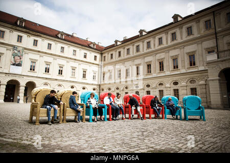 19 maggio 2018, Germania, Weimar: turisti sedersi sulla colorata sedie nel cortile di Schloss Weimar. La città di Weimar ha registrato un crescente numero di turisti nel corso degli ultimi anni. Foto: Carsten Koall/dpa-Zentralbild/dpa Foto Stock