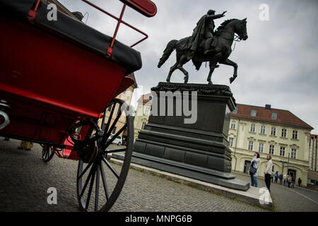 19 maggio 2018, Germania, Weimar: una carrozza si erge di fronte alla Carl Agosto memorial. La città di Weimar ha registrato un crescente numero di turisti nel corso degli ultimi anni. Foto: Carsten Koall/dpa-Zentralbild/dpa Foto Stock