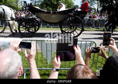 Windsor, Inghilterra, Regno Unito. 19 Maggio, 2018. Una parte superiore aperta carrello che trasporta il principe Harry e MEGHAN MARKLE fa il suo modo attraverso Windsor. Credito: Veronika Lukasova/ZUMA filo/Alamy Live News Foto Stock