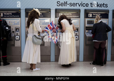 19 maggio 2018 - Londra, Inghilterra, Regno Unito- Royal Wedding ben wishers presso la stazione di Waterloo sul loro modo di Windsor. Il matrimonio del principe Harry e Ms Meghan Markle avviene in Windsor. Come molti come 100.000 persone sono attese a scendere su Windsor per il giorno. Credito: Veronika Lukasova/ZUMA filo/Alamy Live News Foto Stock