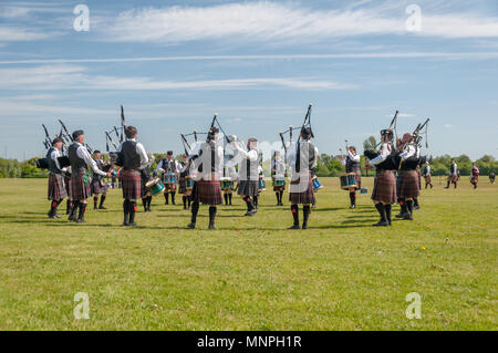 Paisley, Scozia, Regno Unito. 19 Maggio, 2018. Oltre 150 musicisti provenienti da tutto il mondo hanno viaggiato a St James' i campi da gioco in Paisley per competere nel British Pipe Band Championships. Foto di pipe band suonare prima della concorrenza. Credito: Berretto Alamy/Live News Foto Stock