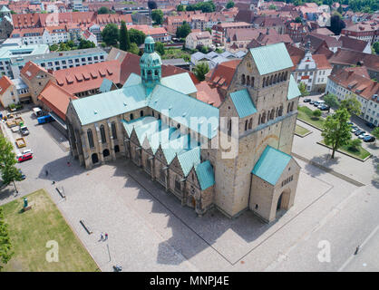 15 maggio 2018, Germania, Hildesheim: una vista aerea del leggendario millenaria peduncolo a Hildesheim Cattedrale. Il vescovo ha annunciato che la rosa selvatica bush raggiungerà la sua piena fioritura durante il fine settimana di Pentecoste. In seguito alla liberazione, figlio di Carlo Magno non poteva liberare un reliquiario di rose. Invece egli ordinò di costruire una cappella, che più successivamente si è trasformato in una cattedrale. Come una questione di fatto, i ricercatori hanno dimostrato che il peduncolo potrebbe non essere più vecchi di 700 anni. Foto: Julian Stratenschulte/dpa Foto Stock