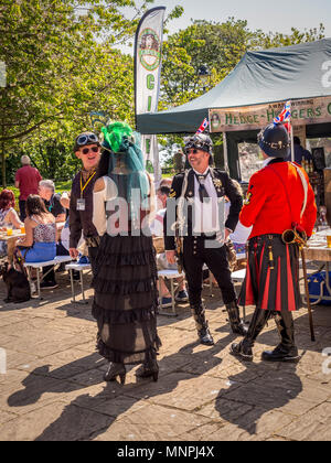 Filey, Regno Unito. 19 Maggio, 2018. Molti costumi incorporare Unione Jack progetta durante la seconda annua Filey Steampunk weekend come un cenno del capo verso il Royal Wedding. La ventola steampunk weekend ha restituito per un secondo anno e sta attirando Steampunk di appassionati provenienti da tutto il Regno Unito. Foto Fotografia Bailey-Cooper/Alamy Live News Foto Stock