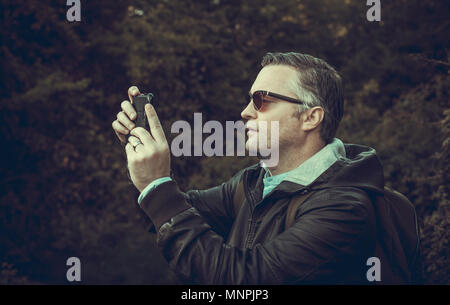 Un turista a scattare foto in Hadleigh Park, Essex, Regno Unito Foto Stock