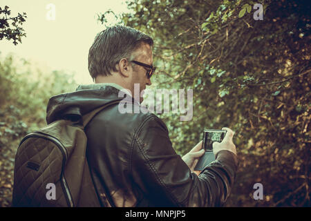 Un turista a scattare foto in Hadleigh Park, Essex, Regno Unito Foto Stock