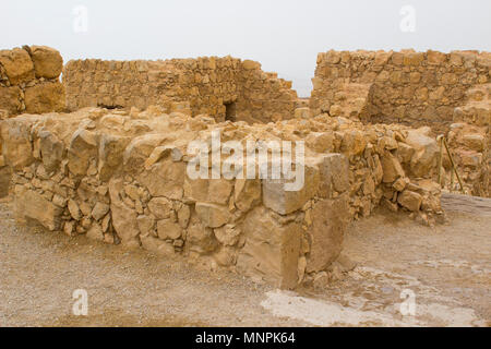 Alcuni ricostruiti i ruderi di antiche Jewish clifftop fortezza di Masada in Israele sud. Questa è stata la scena di una storica suicidio di massa. Foto Stock
